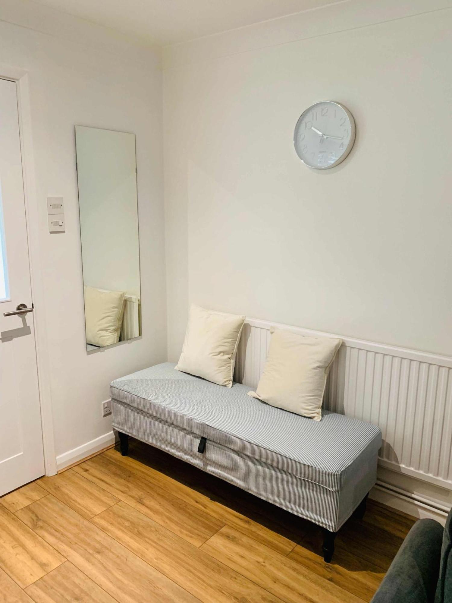 Spacious House, Free Parking & Patio Garden Farnham  Exterior photo