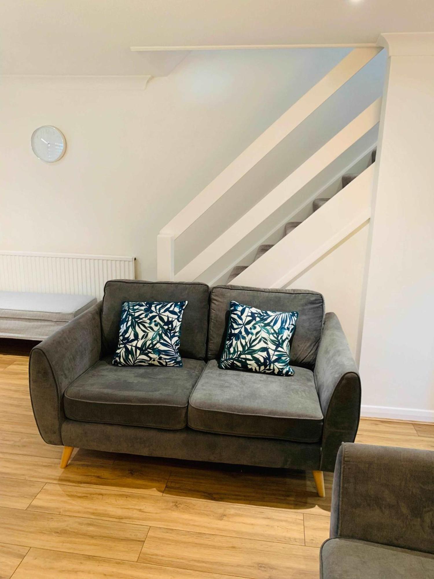Spacious House, Free Parking & Patio Garden Farnham  Exterior photo