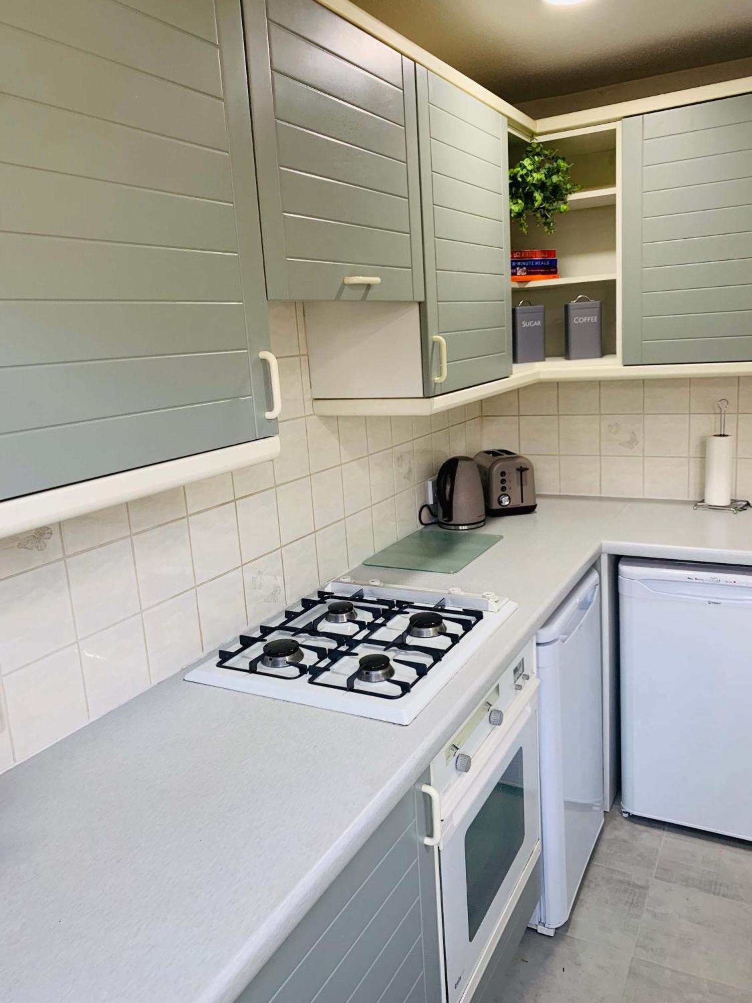 Spacious House, Free Parking & Patio Garden Farnham  Exterior photo