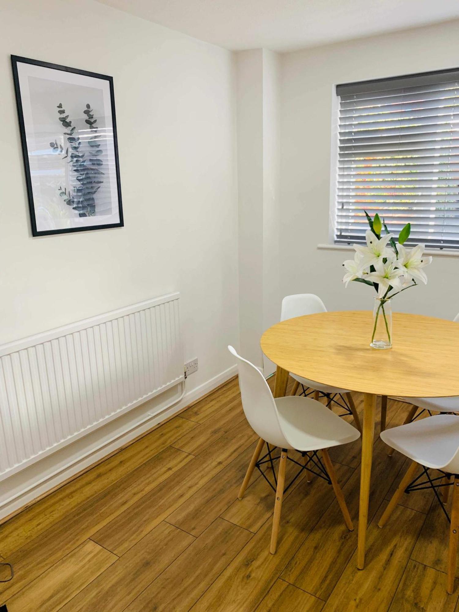 Spacious House, Free Parking & Patio Garden Farnham  Exterior photo